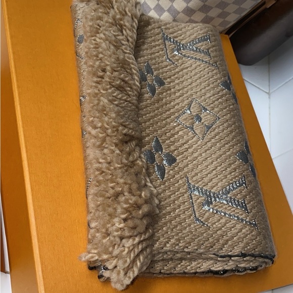 Louis Vuitton Tan and Gray Scarf - Picture 2 of 4